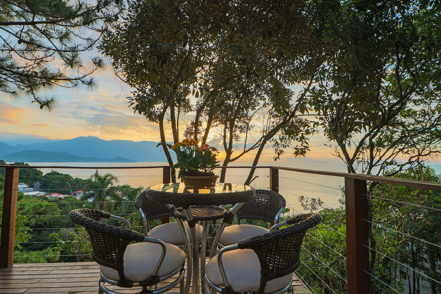 Deck com vista para o mar ao entardecer em Florianópolis