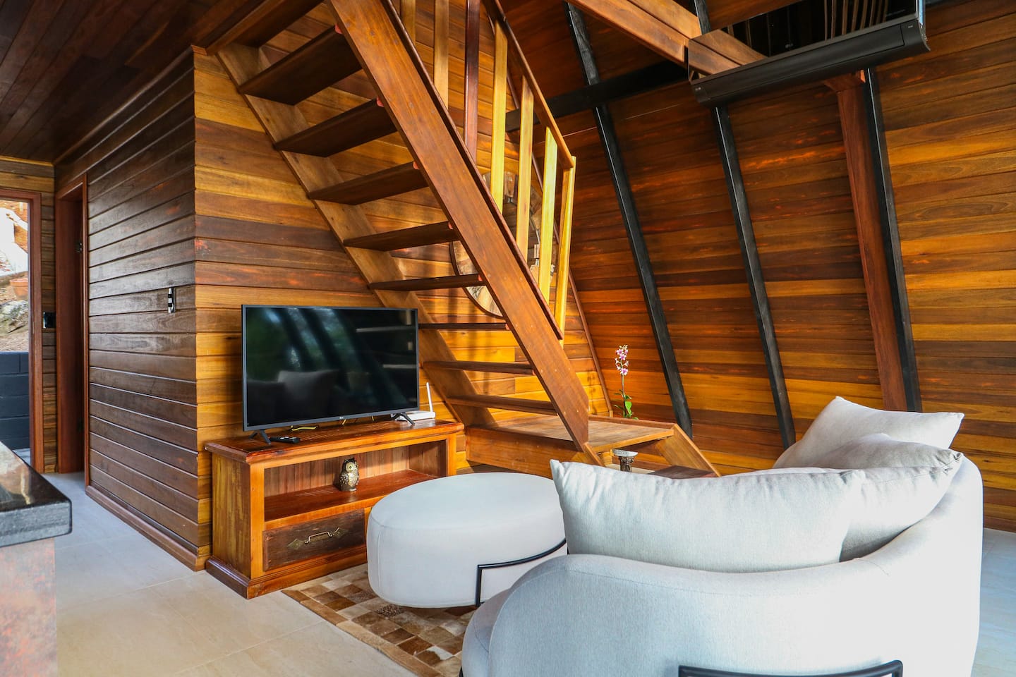 Quarto aconchegante revestido em madeira