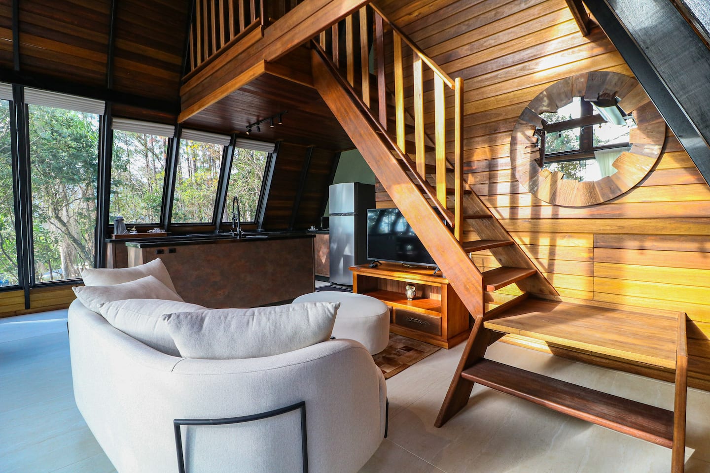 Sala de estar com pé-direito duplo e madeira nobre